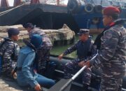 Danlanal Cirebon serahkan 1 (Satu) Unit Perahu Karet kepada Patroli Keamanan Laut (Patkamla) Lanal Cirebon