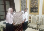 Masuki Purnabakti, Ipda Suganda menerima penghargaan dari Wali Kota Cirebon