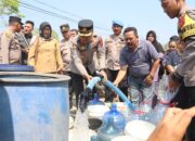 Bentuk Kepedulian, Polres Cirebon Kota Bagikan Air Bersih Kepada Masyarakat