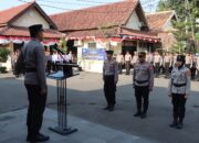 Kapolres Cirebon Kota Berikan Reward Kepada Tiga Personil Yang Berprestasi
