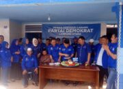HUT Partai Demokrat Ke-22, DPC kabupaten Lampung Utara adakan potong tumpeng Ucap rasa bersyukur.