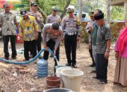 Kapolres Pekalongan Salurkan 45 ribu Liter Air Bersih Bantu Warganya yang Terdampak Kekeringan