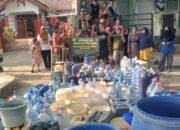 Sulit Air Bersih, Anggtota Koramil 09/Ciranjang, Kodim 0608/ Cianjur Salurkan Bantuan Air Bersih Kepada Warga Kerta Jaya