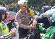 Pengendara Tertib Berlalu Lintas, Dapat Es Teh Dan Cemilan Dari Pak Polisi