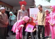 Tangis haru, Nenek Kadmi setelah mendapatkan bantuan Kursi Roda dari Kapolres Cirebon Kota