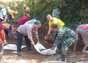 Forkopimcam Petungkriyono Bersama Warga Laksanakan Kerja Bakti Pembersihan Jalan