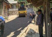 Bentuk Pertanggungjawaban, Kades Mekargalih Lakukan Pengaspalan Hotmix Jalan Kabandungan