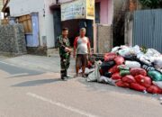 Seusai Bersihkan Sungai, Satgas Citarum Harum Sektor 12 Bantu Petugas Pasar Mengangkat Sampah