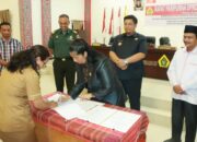 BUPATI SAMOSIR BERSAMA DPRD SAHKAN PERDA P-APBD 2023