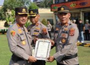Kapolresta Cirebon Berikan Penghargaan kepada Tiga Kapolsek yang Meraih Kinerja Terbaik