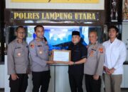 Kapolres lampura menyematkan jaket Duta Anti Narkoba kepada Ketua DPRD Lampung Utara Wansori,S.H.