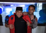 Kapolres lampura menyematkan jaket Duta Anti Narkoba kepada Ketua DPRD Lampung Utara Wansori,S.H.