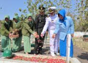 Sambut HUT Ke-78 TNI, Lanal Cirebon Ikuti Upacara Ziarah dan Tabur Bunga