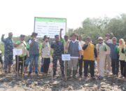 Gerakan Jum’at Menanam 10.000 Pohon Mangrove di Pantai Desa Pengarengan Kab. Cirebon