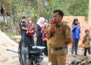 Wakil Bupati Lampung Utara Hadiri Peletakan Batu Pertama Bantuan Pembangunan Bedah Rumah di Kecamatan Abung Timur.