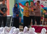 Turut Mencerdaskan Generasi Bangsa,Polsek Kesambi Bagikan Ratusan Buku Bacaan