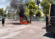 Koparat Kecewa atas Mandeknya Proses Hukum Dugaan Kasus Korupsi di Kabupaten Pamekasan,Massa Aksi Bakar Sepeda Motor