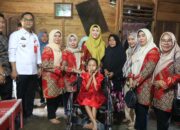 Hj.Devriyana Marda Ardian,S Kom Serahkan Bantuan Kursi Roda Dan Tinjau Korban Kebakaran.