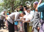 Kapolres Cirebon Kota Kembali Bagikan Air Bersih dan Sembako ke Warga Kopiluhur Argasunya