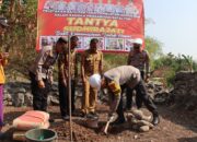 Kapolres Cirebon Kota Letakkan Batu Pertama Pembuatan Sumur Bor di Argasunya