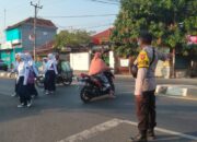 Laksanakan Gatur Pola 68,Bhabin Trengginas Polsek Kapetakan Polres Ciko Sigap Sebrangkan siswa Sekolah SMP Negeri 2 Kapetakan