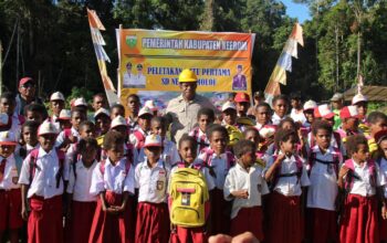 Peletakan Batu Pertama SDN di Distrik Senggi, Bupati Gusbager : “Membangun SDM Keerom Yang Cerdas Untuk Membangun Diri dan Wilayahnya,”