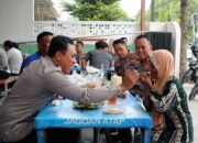 Raut Wajah Bahagia Nenek Nengti, Daganganya Habis Dibeli dan Dihantar Pulang Oleh Kapolres Cirebon Kota