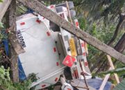 Truk Tangki Tabrak Pohon dan Menghantam Warung Kemudian Terjun Ke Dalam Jurang Di Cikalongkulon, Dua Nyawa Melayang