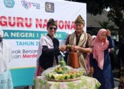 CIVITAS AKADEMIKA BESERTA SEMUA SISWA SMAN 1 KERUAK MENGUCAPKAN SELAMAT HARI GURU