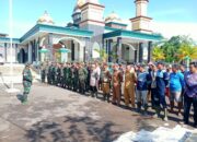 Peduli Kebersihan Jelang musim Penghujan, Kodim 0620/Kab Cirebon Bersihkan Sungai di Jatipiring