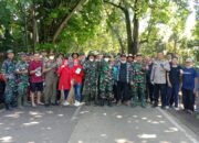 Antisipasi Banjir, Anggota Koramil 08/Mande Bersihkan Sampah Disepanjang Selokan Jalan Raya Jangari