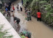 Anggota TNI Koramil 0608 – 06 / Karangtengah Bersihkan Sampah di Aliran Sungai Ciherang