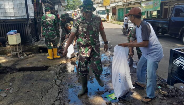 Sampah di Pasar Tradisional Cikalongkulon Dibersihkan Anggota TNI