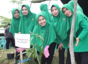 Gerakkan Program Penghijauan Bersama Unsur Forkopimcam Gunungjati Ketua Persit KCK Koorcab. REM 063 PD lll/Siliwangi di dampingi Ketua Persit KCK Cabang XXX Kodim 0620/Kab.Cirebon Tanam Ratusan bibit Pohon