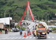 MERIAHKAN NATAL, BUPATI SAMOSIR BERANGKATKAN KARNAVAL BECAK HKBP BOLON