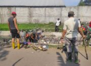 Menghadapi Musim Penghujan Kodim 0620/Kabupaten Cirebon Gencar Bersikan sampah di aliran Sungai