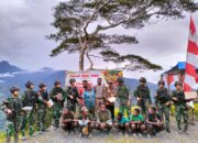 SATGAS TNI 300 SILIWANGI DALAM SUKACITA NATAL DENGAN MEMBERIKAN SEMBAKO DI KAB. PUNCAK, PAPUA