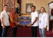 Bupati Imron Serahkan Hadiah Umroh untuk Nasabah Bank BJB