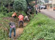 Antisipasi Banjir, Satgas Citarum Harum Sektor 12 Bersihkan Saluran Air Dari Sampah Bersama Warga Cikidangbayabang