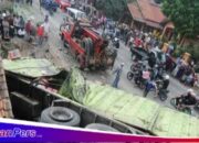 Kecelakaan Di Cianjur, Truk tronton Tabrak Kios Hingga Ringsek