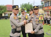 Kapolresta Cirebon Berikan Penghargaan kepada Tiga Kapolsek yang Meraih Kinerja Terbaik
