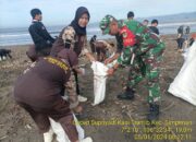 Bakti Kodim 0622/Kab. Sukabumi di Awal Tahun 2024 dengan membersihkan sampah di pantai Loji Kecamatan Simpenan