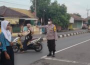 Sebrangkan Siswa SMP Negeri 2 Kapetakan, Aipda Moh. Carmo Bhabinkamtibmas Polsek Kapetakan Polres Cirebon kota giatkan Gatur Lalin Pagi pola 6-8