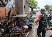Jumat Berkah, Kodim 0620/Kab Cirebon Bagikan 50 Nasi Kotak ke Tukang Becak