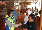 Kapolresta Cirebon Salurkan Ratusan Paket Bantuan Makanan Sehat kepada Nelayan