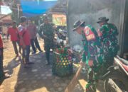 Bersama Masyarakat Kodim 0620/Kabupaten Cirebon laksanakan Gotong Royong Bersihkan Sampah di Kawasan Pasar
