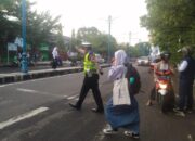 Sebrangkan pengguna jalan raya, Bripka Zaky Unit Lantas Polres Ciko Berikan Himbauan Larangan Knalpot Brong