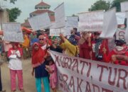 Demo Jilid Dua Masyarakat Desa Surakarta Kembali Pecah, Tuntut Kuwu Mundur