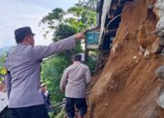 Hujan dengan Intensitas Tinggi Akibatkan Pondasi Tiga Rumah di Paninggaran Pekalongan Alami Longsor