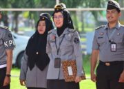 Tunjukan Dedikasi Tinggi, Seorang Petugas Perempuan Lapas Indramayu Diganjar Pegawai Teladan